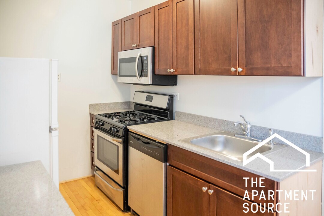1425 W Cullom Ave in Chicago, IL - Building Photo