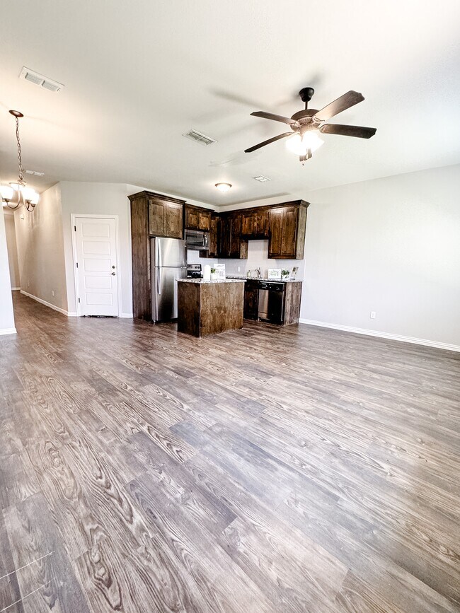 8715 Ellis Dr in Weatherford, TX - Building Photo - Building Photo