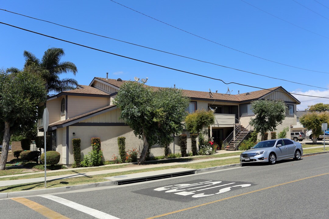 10722 Oak St in Los Alamitos, CA - Building Photo