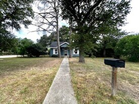 300 N Oak Dr in Waco, TX - Building Photo