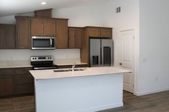 812 Beaconsfield Ct in Bakersfield, CA - Building Photo - Building Photo