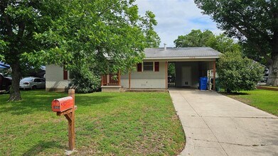 1005 Cecelia St in Taylor, TX - Building Photo - Building Photo