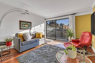 2040 Cornwall Ave in Vancouver, BC - Building Photo