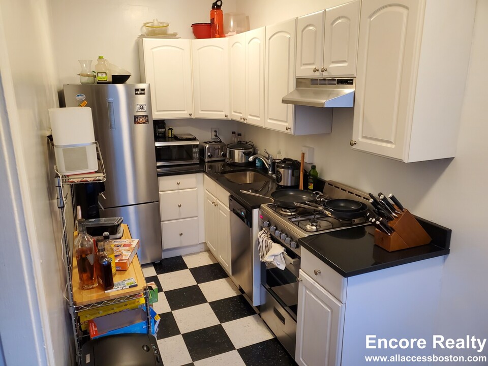 120 Brainerd Rd, Unit 12 in Allston, MA - Foto de edificio
