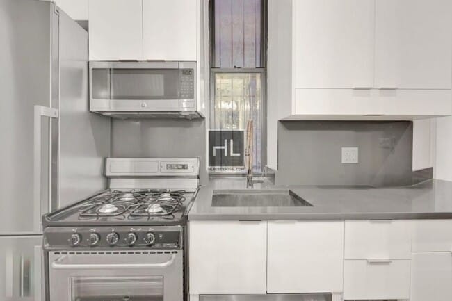 AVE. B, Unit 4A in New York, NY - Building Photo - Building Photo