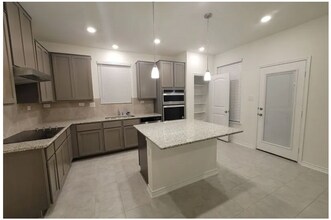 5911 Eckhert Rd, Unit 111 in San Antonio, TX - Foto de edificio - Building Photo
