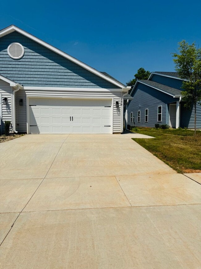 105 Brawley Villas Pl in Mooresville, NC - Foto de edificio - Building Photo