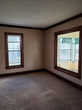 558 Monroe St, Unit Lower in Oshkosh, WI - Building Photo - Building Photo