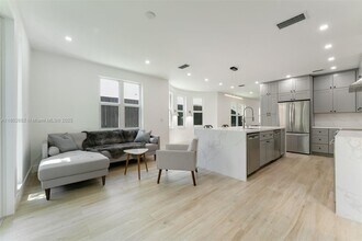 3125 Paola Dr in Miami, FL - Building Photo - Building Photo
