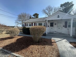 46 Anchorage Ln in West Yarmouth, MA - Foto de edificio - Building Photo