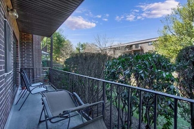 8 Ledgewood Way