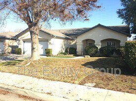 1100 S Rio Linda St in Visalia, CA - Building Photo
