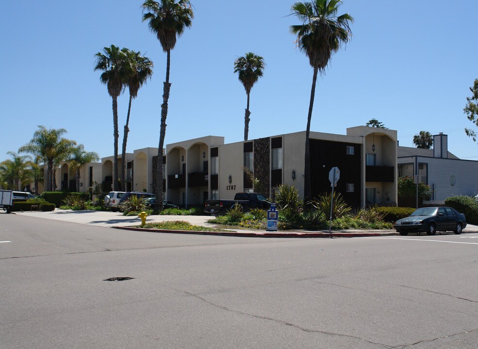 1707 Chalcedony St in San Diego, CA - Foto de edificio