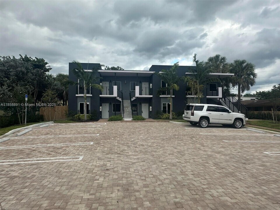 541 SW 2nd Ct in Pompano Beach, FL - Building Photo