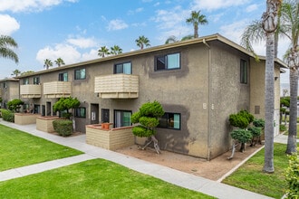 Country Apartments in Chula Vista, CA - Building Photo - Building Photo