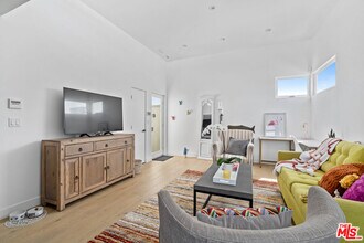 823 Flower Ave in Los Angeles, CA - Building Photo - Building Photo