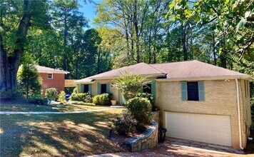 3211 Flamingo Dr in East Point, GA - Building Photo - Building Photo