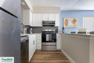 5704 W Thomas Rd in Phoenix, AZ - Foto de edificio - Building Photo