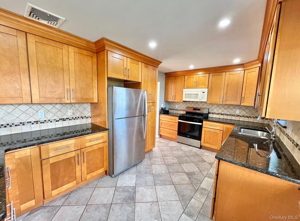 64 Hillside Ave in Yonkers, NY - Building Photo