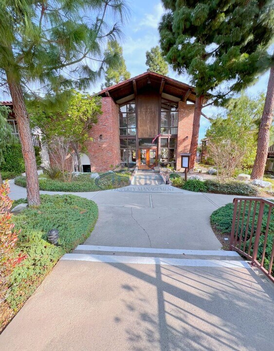 302 Miraleste Dr in Los Angeles, CA - Building Photo