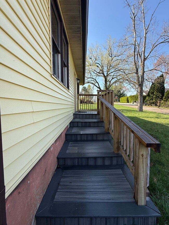 2303 S Brown Ave in Bloomington, IN - Foto de edificio - Building Photo