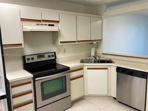 8250 NW 191st St-Unit -10-C in Hialeah, FL - Building Photo - Building Photo