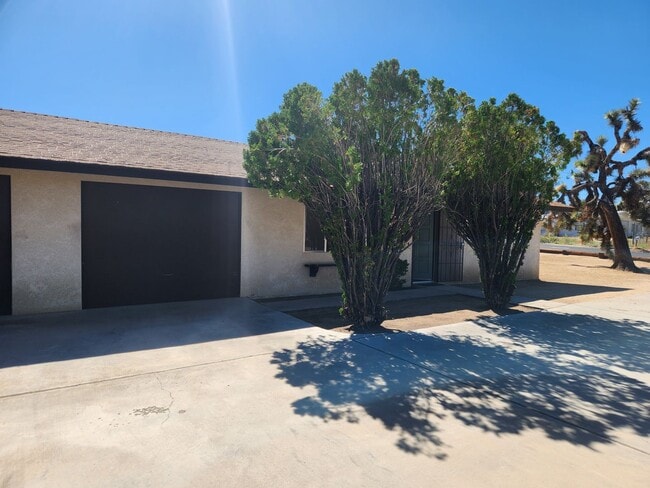 7377 Dumosa Ave in Yucca Valley, CA - Building Photo - Building Photo