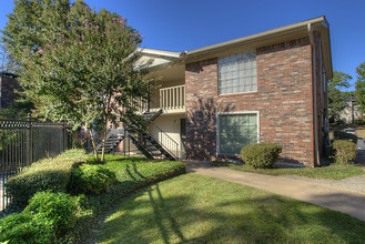 Chenal Place in Little Rock, AR - Foto de edificio - Building Photo