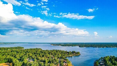 3227 Poe Dr in Montgomery, TX - Foto de edificio - Building Photo