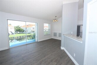 2556 Woodgate Blvd, Unit Apt 206 in Orlando, FL - Foto de edificio - Building Photo