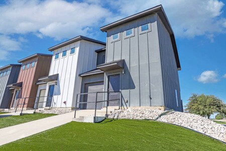 3325 Brambleton Hill Pl in Forest Hill, TX - Foto de edificio