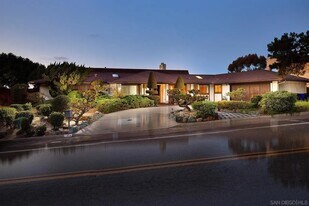 7774 Via Capri in La Jolla, CA - Building Photo