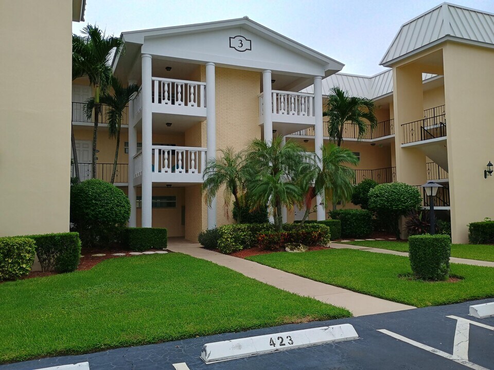 3 Colonial Club Dr in Boynton Beach, FL - Building Photo