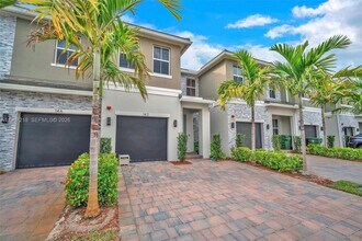 142 SW 170th Ave in Pembroke Pines, FL - Building Photo - Building Photo