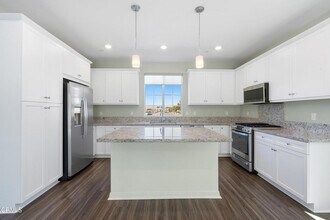 528 Tibbetts St in Santa Paula, CA - Building Photo - Building Photo