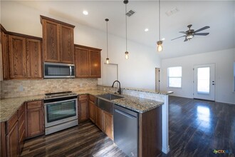132 Navarro Xing in Seguin, TX - Building Photo - Building Photo