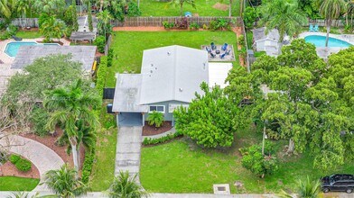 4764 NE 15th Way in Oakland Park, FL - Building Photo - Building Photo