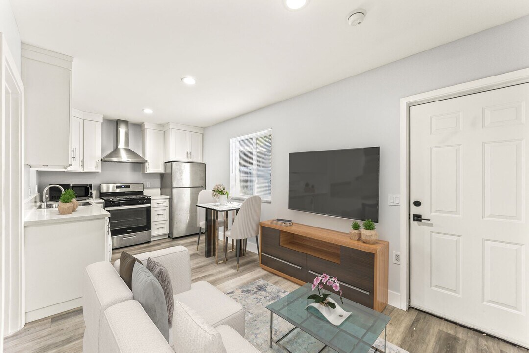 1629 W Summit St, Unit 1627-B in Long Beach, CA - Building Photo