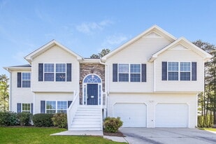 214 Oakleigh Ln in Dallas, GA - Building Photo