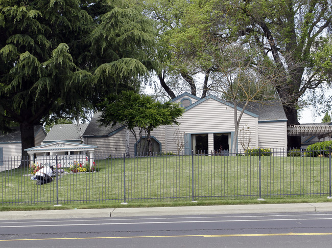 Hellenic Senior Center in Sacramento, CA - Foto de edificio - Building Photo