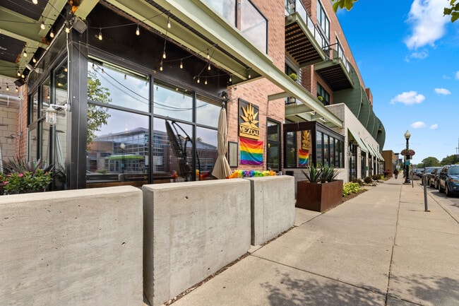 211 E 9 Mile Rd, Unit 205 in Ferndale, MI - Foto de edificio - Building Photo