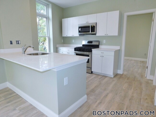 10 Roxbury St