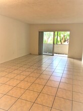 6904 N Kendall Dr in Miami, FL - Building Photo - Building Photo