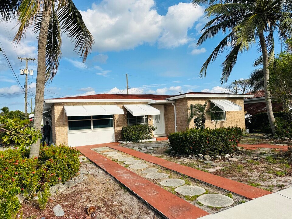 1330 N J Terrace in Lake Worth Beach, FL - Building Photo