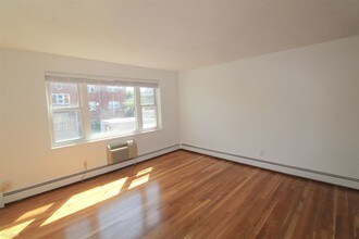 32 Whitman Rd-Unit -Apt 1-2 in Waltham, MA - Building Photo - Building Photo