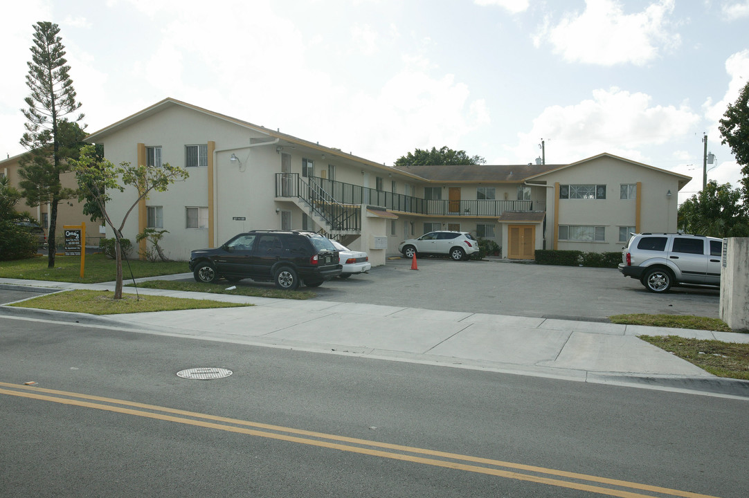 442-460 E 27th St in Hialeah, FL - Building Photo