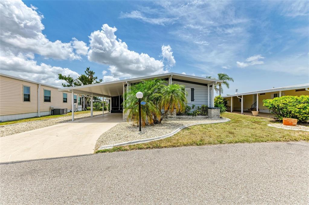 122 Martinique Rd in Venice, FL - Building Photo