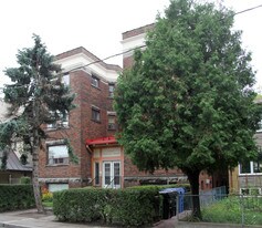 220 Delaware Ave in Toronto, ON - Building Photo
