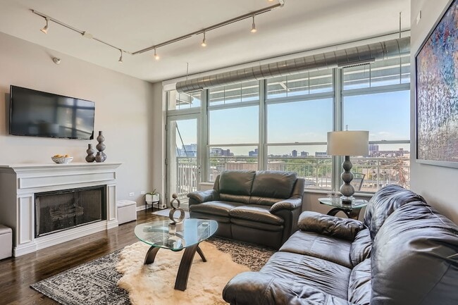 1200 W Monroe St, Unit 812 in Chicago, IL - Building Photo - Building Photo
