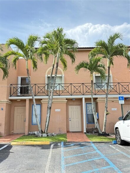 12472 NW 11th Ln in Miami, FL - Building Photo